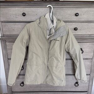 Columbia Women's Hooded Raincoat Ski Jacket in Light Khaki Size Medium